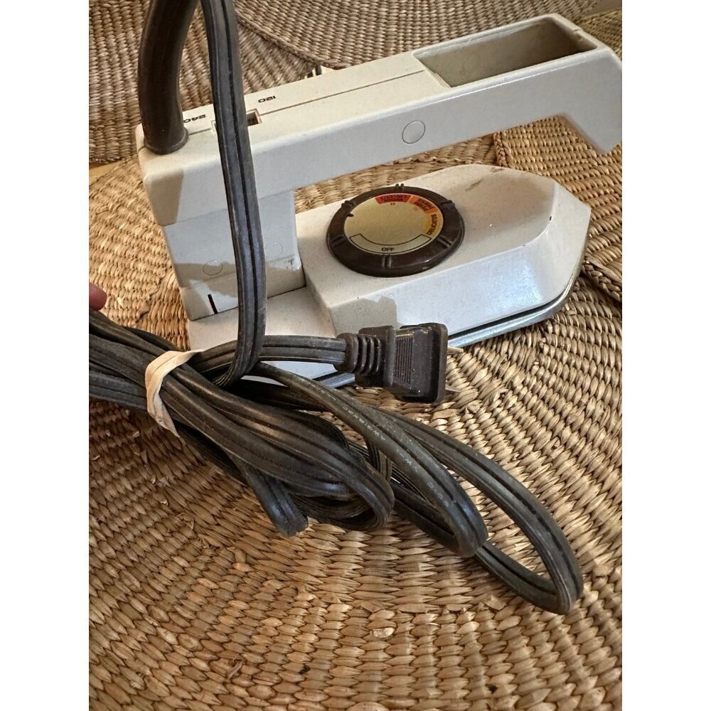 Vintage Norelco Travel Iron – Model 1635 - Picture 8 of 9